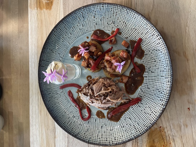 Effiloché de porc façon grand-mère, pommes savon et sa compotée d'échalotes, espuma de cidre. 