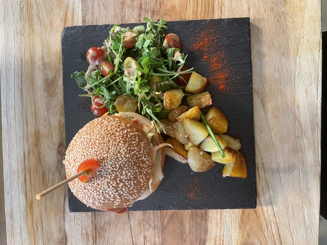 Burger de rillettes, pommes de terre sautées