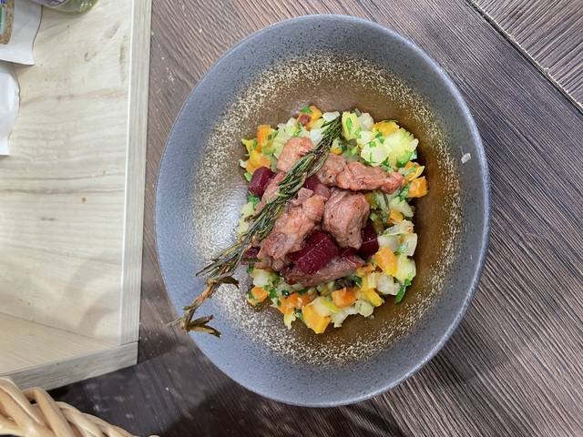 Echine de porc caramélisée au miel, romarin et légumes d'hiver